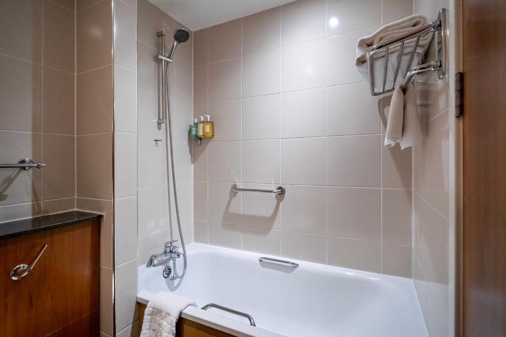 Holiday Inn Bristol Airport By Ihg Redhill  Buitenkant foto